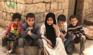 Des enfants yéménites déplacés jouent dans la vieille ville d'Amran.
