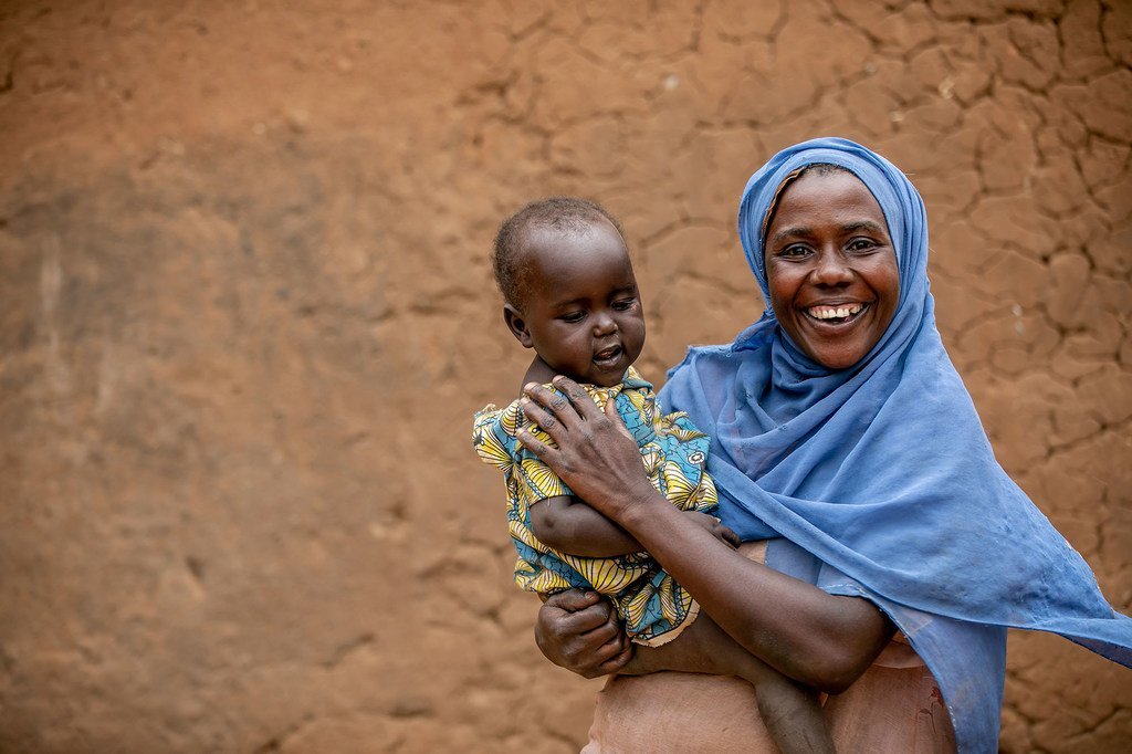 一名HIV阳性的妇女和她的婴儿每天在乌干达西部姆巴拉拉的家中服用药物。