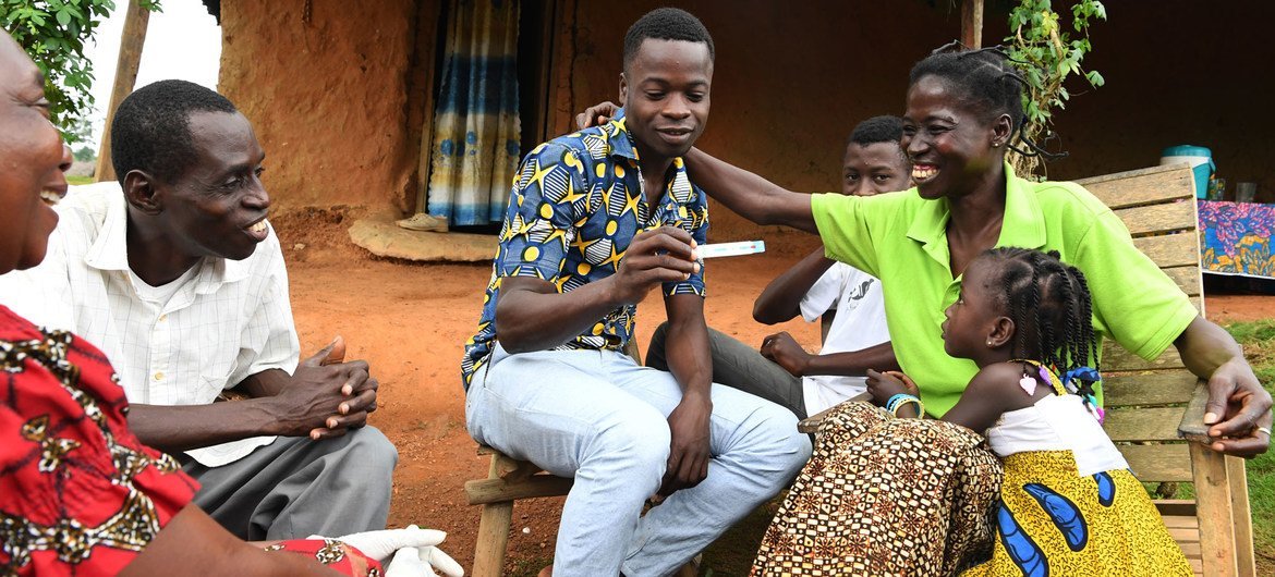 Une famille subit un test de dépistage du VIH à son domicile dans le sud-ouest de la Côte d'Ivoire. 