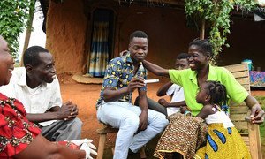 Une famille subit un test de dépistage du VIH à son domicile dans le sud-ouest de la Côte d'Ivoire. 