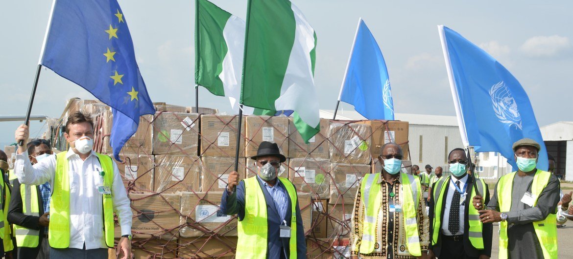 هماهنگ کننده مقیم سازمان ملل متحد در نیجریه، ادوارد کالون (ر) در فرودگاه بین المللی Nnamdi Azikiwe ابوجا تدارکات COVID-19 دریافت می کند.
