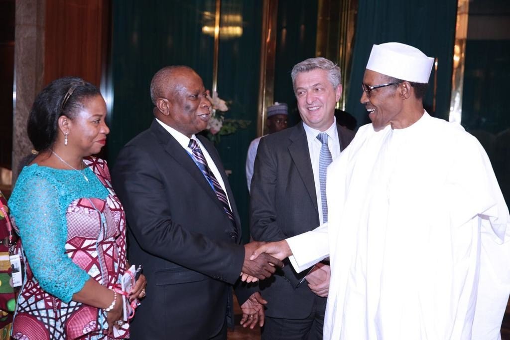 Edward Kallons, Coordinador Residente de la ONU en Nigeria (izquierda), el Alto Comisionado de las Naciones Unidas para los Refugiados, Filippo Grandi, y el Presidente de Nigeria Muhammadu Buhari (derecha).