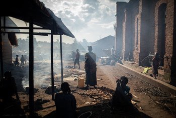 تلجأ العائلات في كنيسة تُستخدم كموقع مؤقت للنازحين داخليا في إيتوري، جمهورية الكونغو الديمقراطية.