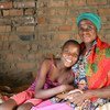 Mama anayeishi na VVU akiwa nyumbani kwake na binti yake huko Mangwe nchini Zimbabwe