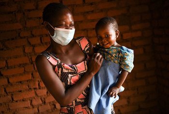 تدعم اليونيسف الأمهات اليافعات المصابات بفيروس نقص المناعة البشرية اللائي يلدن أطفالاً أصحاء في ملاوي.