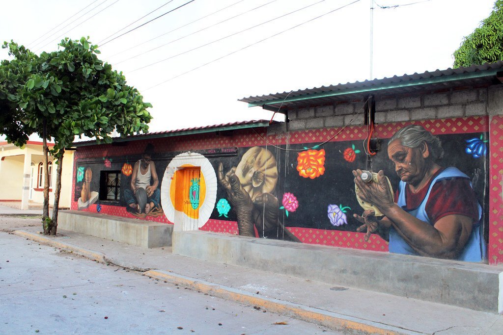 Este mural, titulado "El corazón de Ixtaltepec", muestra a la señora “Na” Ersita, que es la que realiza un alimento tradicional del istmo, “el totopo”..