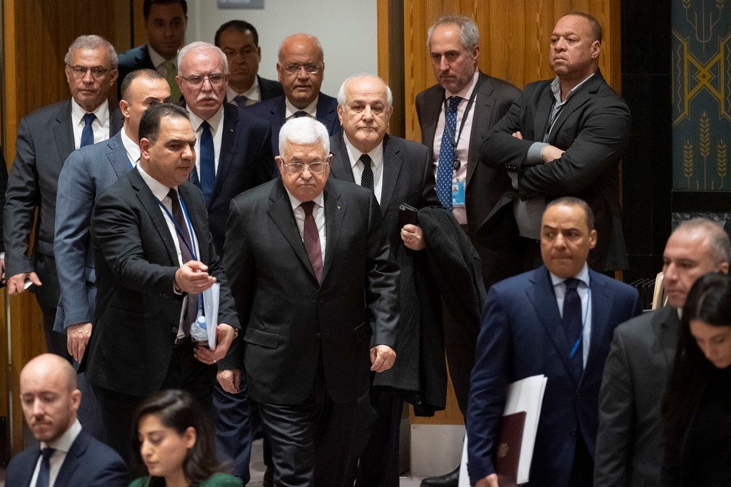 2020年2月11日，巴勒斯坦国总统阿巴斯来到联合国安理会，出席有关巴勒斯坦问题的会议。在他的左后方是巴勒斯坦常驻联合国观察员曼苏尔。