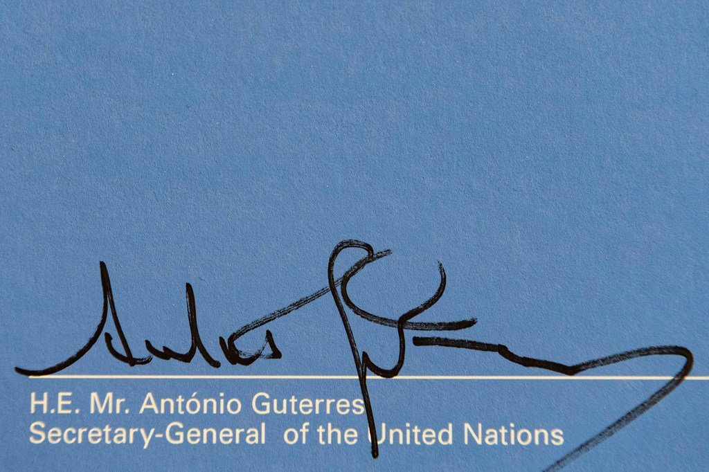 联合国秘书长古特雷斯在《联合国宪章》序言文件上的签名。