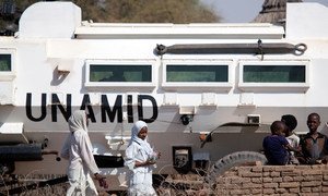 苏丹达尔富尔西部，非盟-联合国达尔富尔混合行动的维和人员在一所学校附近巡逻。