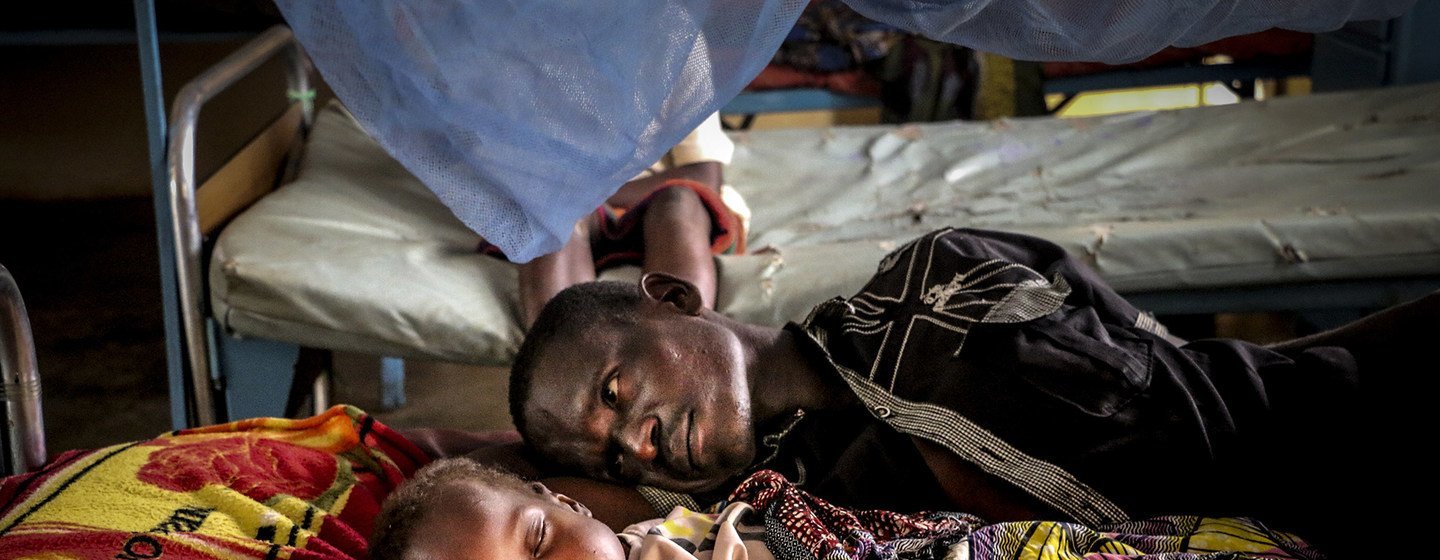 Un padre junto a su hijo en el hospital pediátrico de Bangui, en la capital de la República Centroafricana.