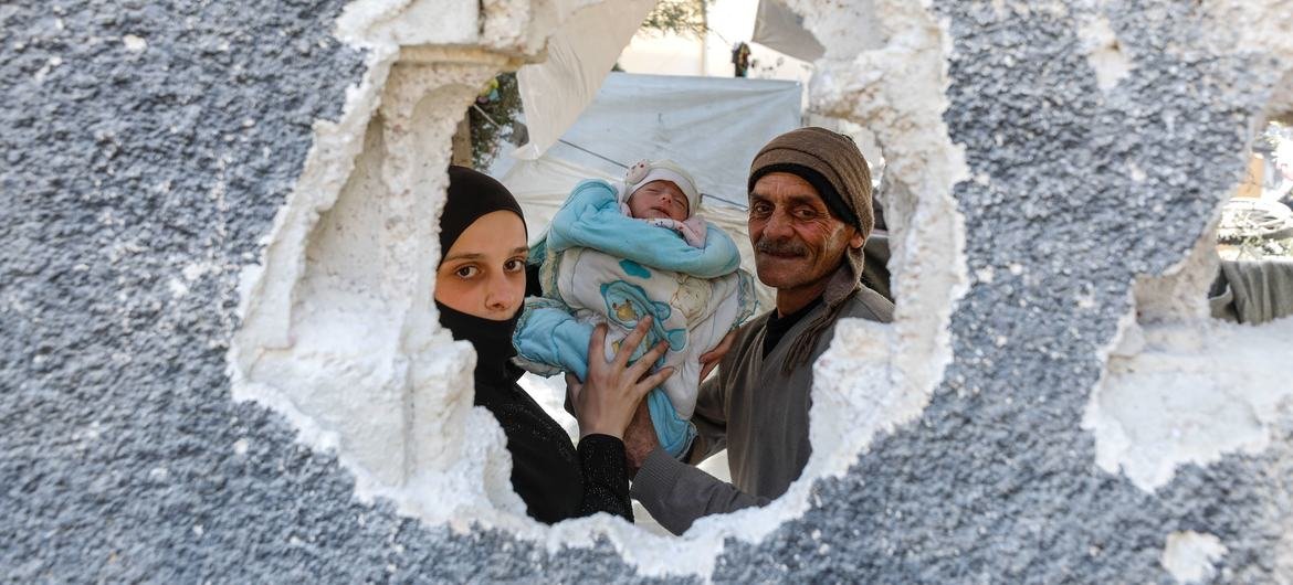Un bébé d'un mois s'abrite avec sa famille à Adra après avoir fui la Ghouta orientale en Syrie.