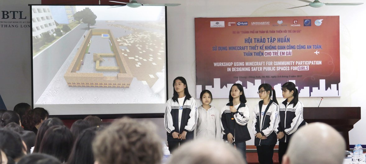 Estudiantes vietnamistas presentan los resultados de un taller donde los usuarios puede crear su propio mundo virtual.