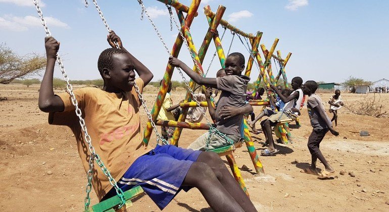 Des enfants du site intégré de Kalobeyei, au Kenya, s’amusent dans des espaces publics améliorés grâce aux ateliers Block by Block