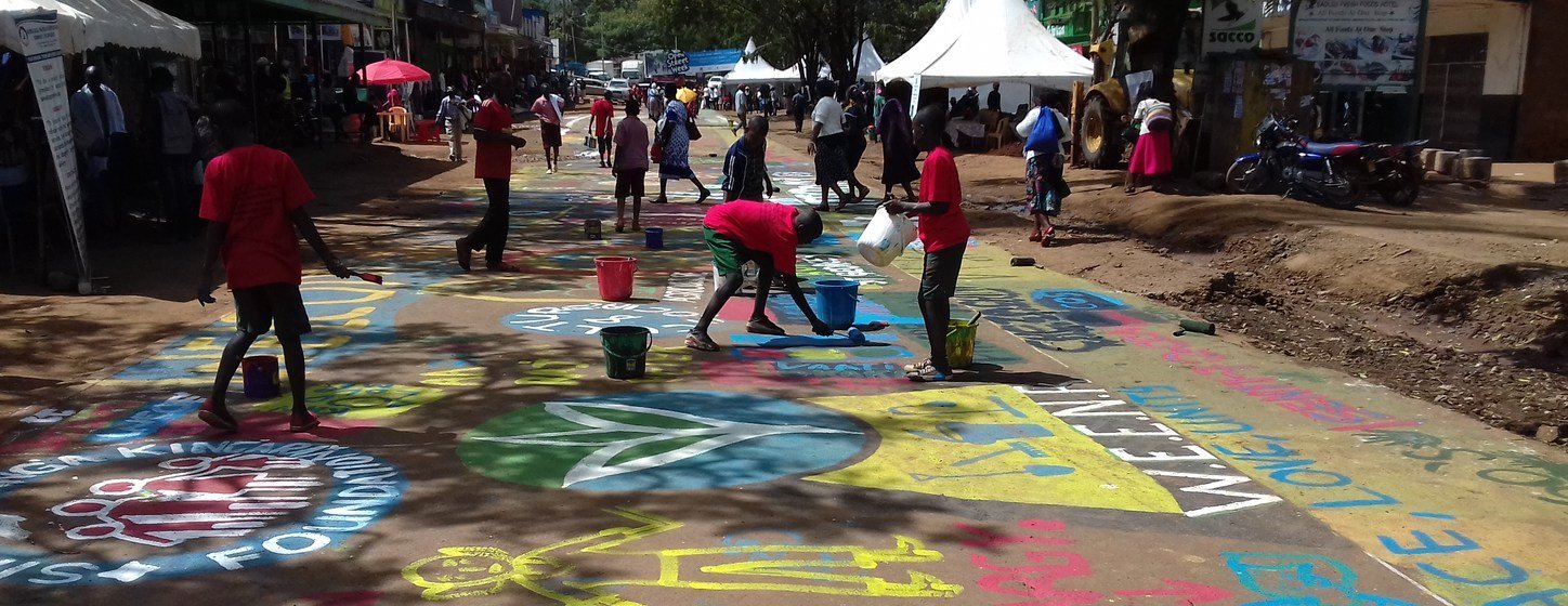 Mejoras en un patio de recreo de Nairobi tras los talleres virtuales conocidos como "bloque a bloque".