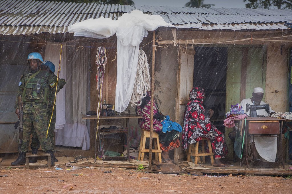 Des Casques bleus de la MINUSCA dans le quartier de PK5 à Bangui, la capitale de la République centrafricaine.