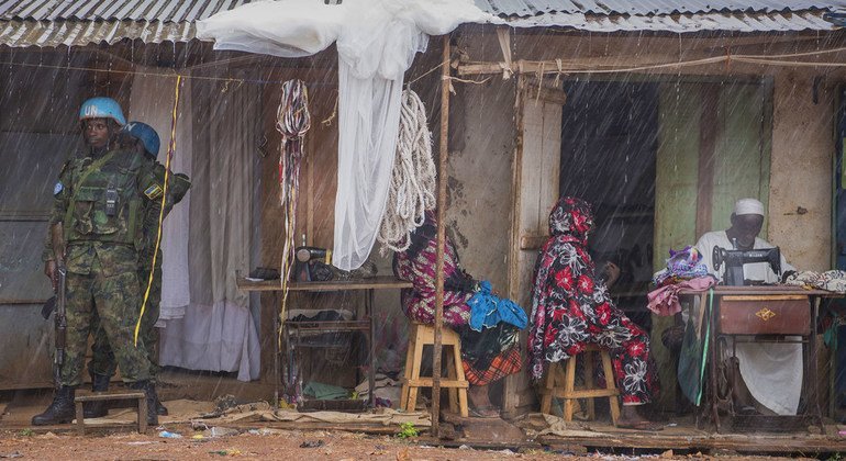 Des Casques bleus de la MINUSCA dans le quartier de PK5 à Bangui, la capitale de la République centrafricaine.