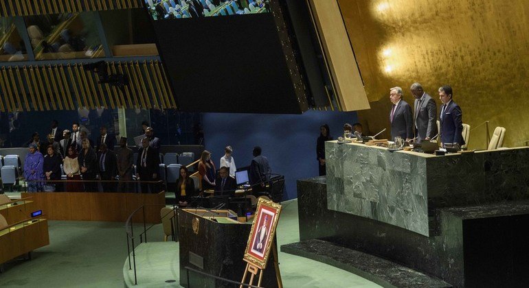 الوقوف دقيقة صمت حدادا على وفاة السلطان قابوس بن سعيد في قاعة الجمعية العامة للأمم المتحدة.