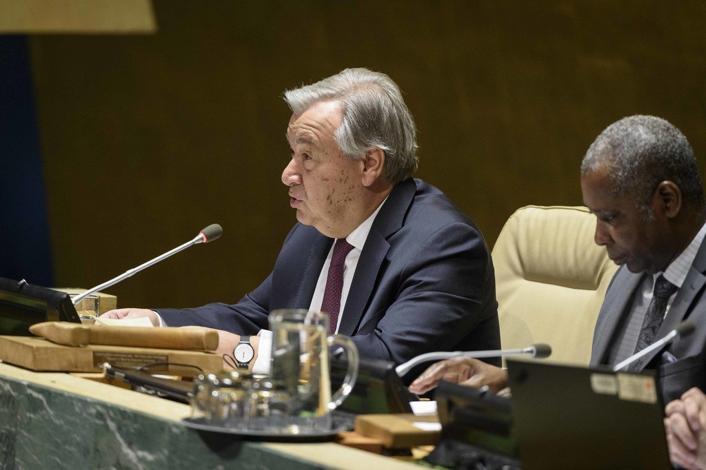 الأمين العام للأمم المتحدة أنطونيو غوتيريش يتحدث في مراسم تأبين السلطان قابوس بن سعيد في قاعة الجمعية العامة.