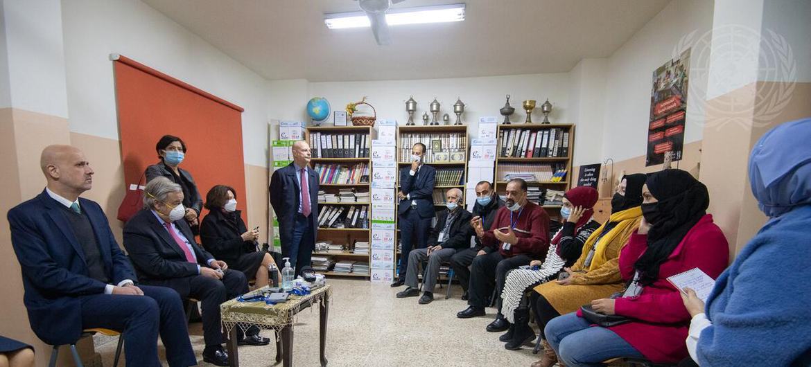 فادي الطيار، المسؤول الإعلامي في الأونروا، يقف في الخلف خلال زيارة الأمين العام لمدرسة اللد التابعة للأونروا في شمال لبنان.