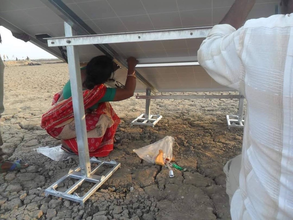 Environ 1000 femmes seront formées comme techniciennes dans le cadre d'un programme de panneaux solaires et de pompes solaires.
