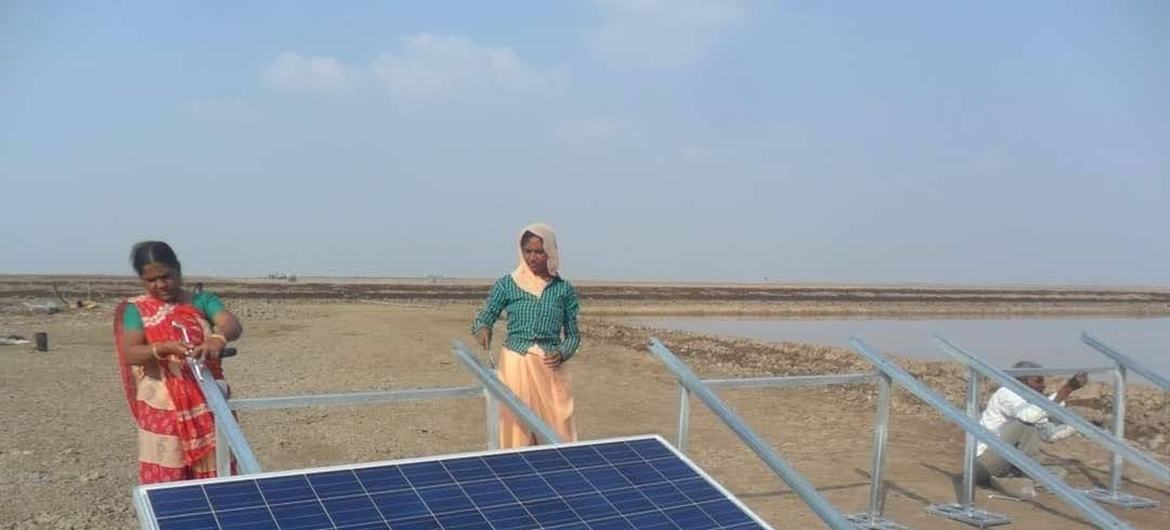 भारत में संयुक्त राष्ट्र पर्यावरण कार्यक्रम और भागीदारों ने, ग्रामीण महिलाओं को स्वच्छ ऊर्जा आजीविका पर प्रशिक्षित करने की योजना शुरू की है.