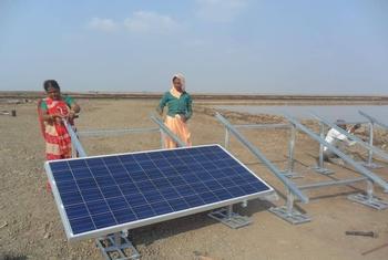 भारत में संयुक्त राष्ट्र पर्यावरण कार्यक्रम और भागीदारों ने, ग्रामीण महिलाओं को स्वच्छ ऊर्जा आजीविका पर प्रशिक्षित करने की योजना शुरू की है.
