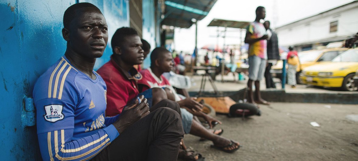 Waendesha teksi nchini Liberia wakati wa janga la Ebola mwaka 2014. Janga la COVID-19 nalo linatishia uchumi wa nchi zinazoendelea hususan za Afrika na dola bililoni 220 zinakadiriwa zitapotea.