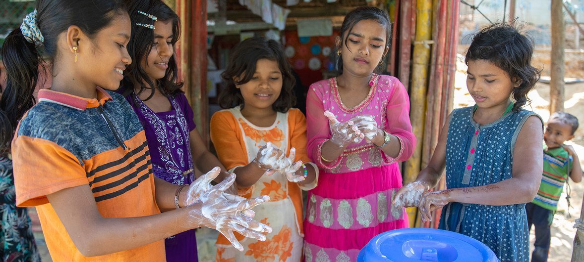 孟加拉国考克斯巴扎尔难民营的儿童在由儿基会支持的学习中心内洗手。