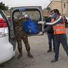 Un Casque bleu de la Force des Nations Unies au Liban (FINUL) remet des équipements pour affronter le Covid-19 à la municipalité de Naqoura, où se trouve le quartier-général de la FINUL.