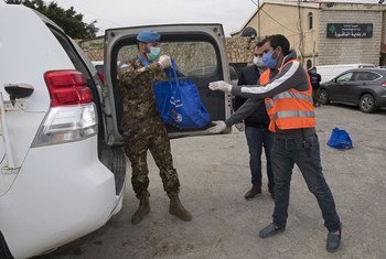 Un Casque bleu de la Force des Nations Unies au Liban (FINUL) remet des équipements pour affronter le Covid-19 à la municipalité de Naqoura, où se trouve le quartier-général de la FINUL.