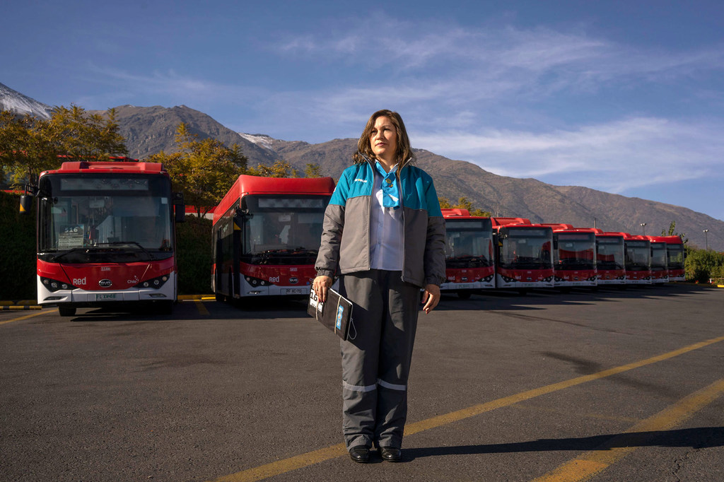 Una trabajadora en una terminal de carga de autobuses eléctricos en Santiago de Chile.