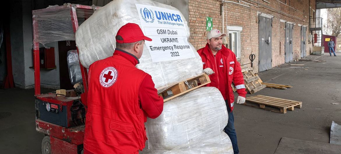 Des travailleurs humanitaires préparent de l'aide pour un convoi destiné à Sumy, en Ukraine.