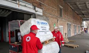 Des travailleurs humanitaires préparent de l'aide pour un convoi destiné à Sumy, en Ukraine.