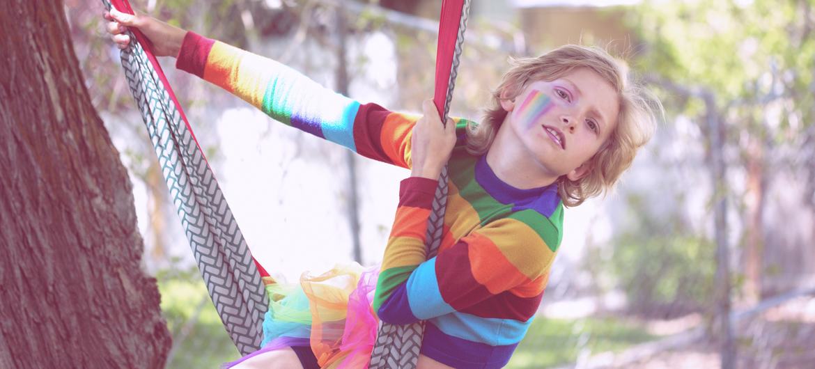 一个性别认同与众不同的10 岁儿童在户外玩耍。