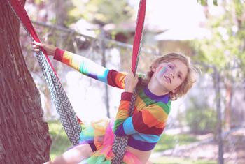 一个性别认同与众不同的10 岁儿童在户外玩耍。