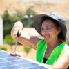 一名黎巴嫩妇女在屋顶安装太阳能电池板。