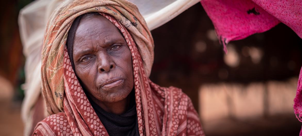 امرأة مسنة في مخيم مؤقت للنازحين في الصومال.