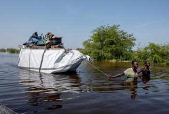 Familia wakibeba mali zao kufuatia mafuriko Bentiu, Sudan Kusini.