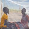 Des jeunes filles discutent sous une moustiquaire à Bienythiang, au Sud-Soudan.