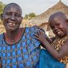 दक्षिण सूडान के जोंगलेई प्रान्त में, एक महिला अपनी बच्ची के साथ, उपचार के बाद.