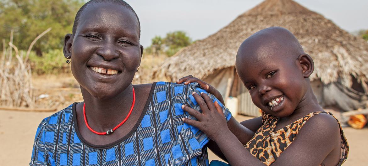 Mulher com sua criança após receber tratamento médico no estado de Jonglei, no Sudão do Sul