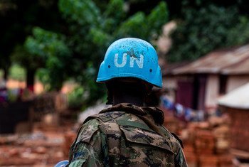 من الأرشيف: قوات حفظ السلام التابعة لبعثة الأمم المتحدة المتكاملة متعددة الأبعاد لتحقيق الاستقرار في جمهورية أفريقيا الوسطى (MINUSCA) في حراسة مدينة بانغاسو، جمهورية أفريقيا الوسطى، 15 يناير 2021.