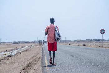 مهاجرون وصلوا حديثا يسيرون على طول الساحل بعد هبوطهم على شواطئ اليمن، متجهين إلى عدن على بعد 50 كيلومترا.