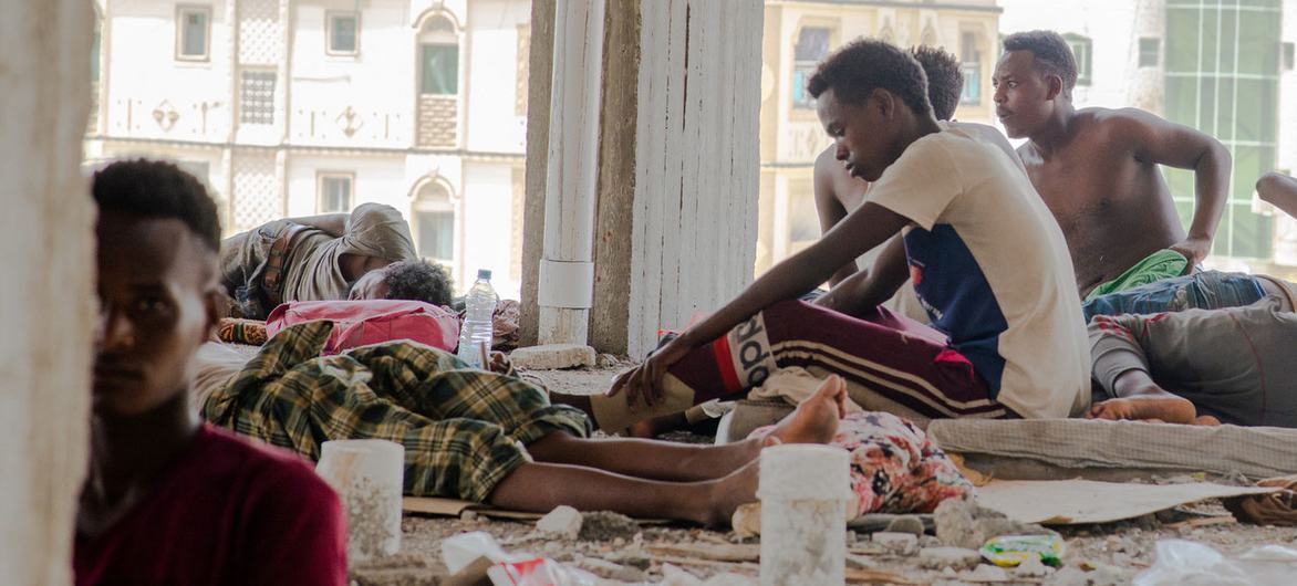 Des migrants cherchent un abri temporaire dans un bâtiment abandonné à Aden. Ils n'ont pas pu quitter la ville et poursuivre leur voyage en raison des restrictions de mouvement imposées par le COVID-19 pendant de nombreux mois l'année dernière