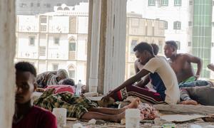移民在也门亚丁一座废弃的建筑中寻求临时住所。由于去年几个月新冠疫情导致的行动限制，他们无法离开这个城市继续他们的旅程。