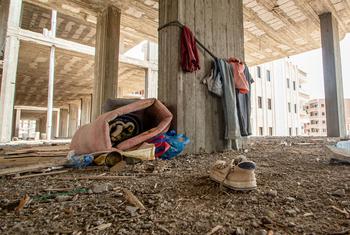 من الأرشيف: يترك المهاجرون ملابسهم وفرشاتهم في مبنى مهجور في عدن نهارا ويعودون ليلا للراحة ..