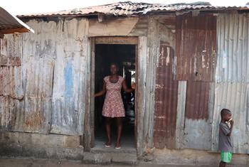 Agnes-Josephine Kenderman et son fils devant sa maison au Libéria.