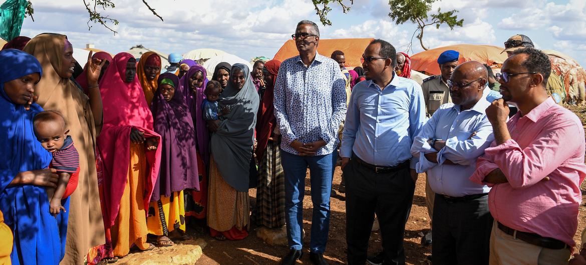 UN Special Envoy for Somalia Adam Abdelmoula, and Somalia's Special Envoy for Drought Response Abdirahman Abdishakur, listen to a mother who was recently displaced by the severe drought in Baidoa, Somalia.