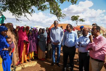 مبعوث الأمم المتحدة الخاص للصومال آدم عبد المولى ومبعوث الصومال الخاص للاستجابة للجفاف عبد الرحمن عبد الشكور يستمعان لأم نزحت مؤخرا بسبب الجفاف الشديد في بيدوا بالصومال.