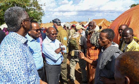 El Enviado Especial de la ONU para Somalia, Adam Abdelmoula, y el Enviado Especial de Somalia para la Respuesta a la Sequía, Abdirahman Abdishakur, a la derecha, escuchan a un anciano recién desplazado del campamento de desplazados del ADC en Baidoa, Somalia.